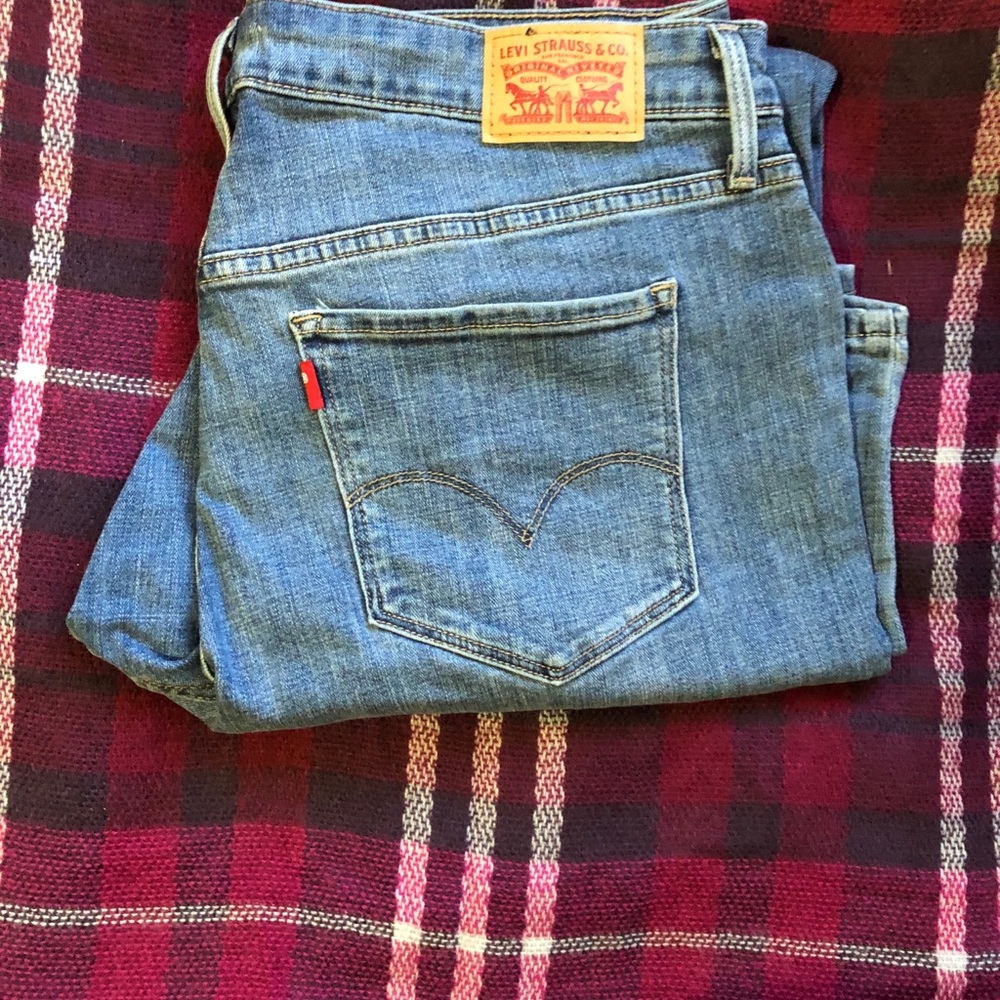 Levi distress jeans